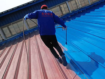 廠房彩鋼瓦經過長時間的沉淀，會出現腐蝕和裂痕，因此，需要彩鋼瓦翻新，多大數人對彩鋼瓦翻新的價格比較好奇，今天小編給大家分享廠房彩鋼瓦翻新大概什么價格？